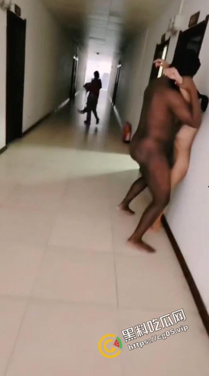 黄播无下线！广州黑人玩的就是刺激，公寓过道上把广西表妹操的嗷嗷叫，把保洁阿姨都吓跑了，表妹挣脱跑被追着干逼，心疼表妹！-9