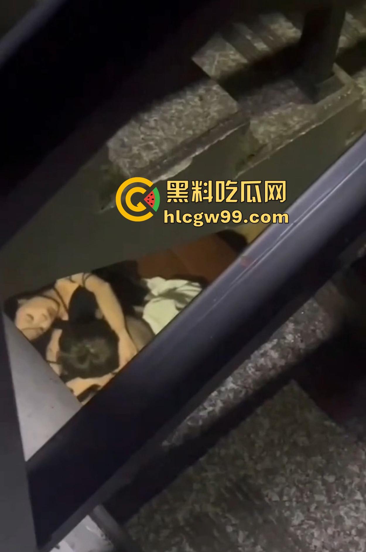 KTV地下室的阳痿现场，妹子全力助攻黑丝高跟架肩撸，少年望逼空流泪，撸了半小时弟弟却软得像根面条！-12