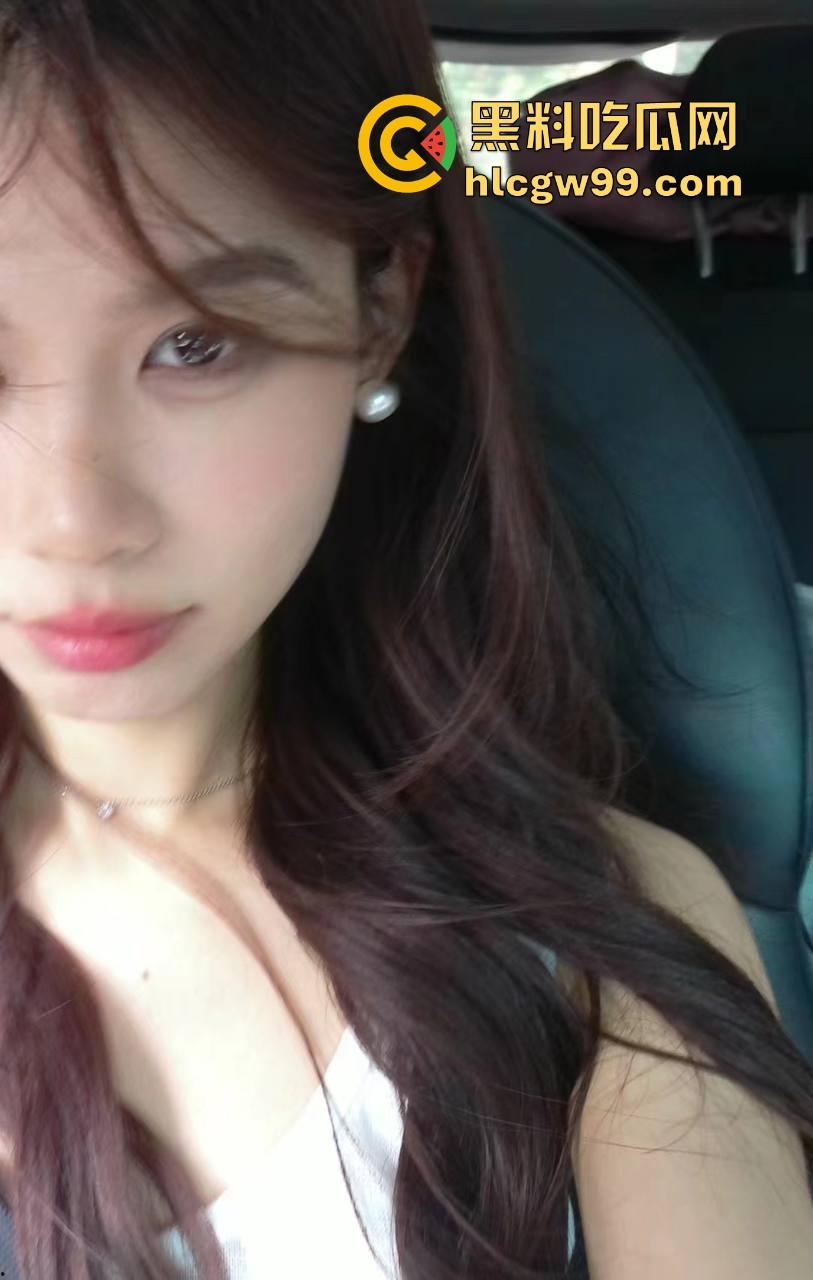 谁的小姨这么懂事？丝袜当滑滑梯，这童年简直是男人的梦想，这待遇让人直接柠檬精上身酸到不行！-1