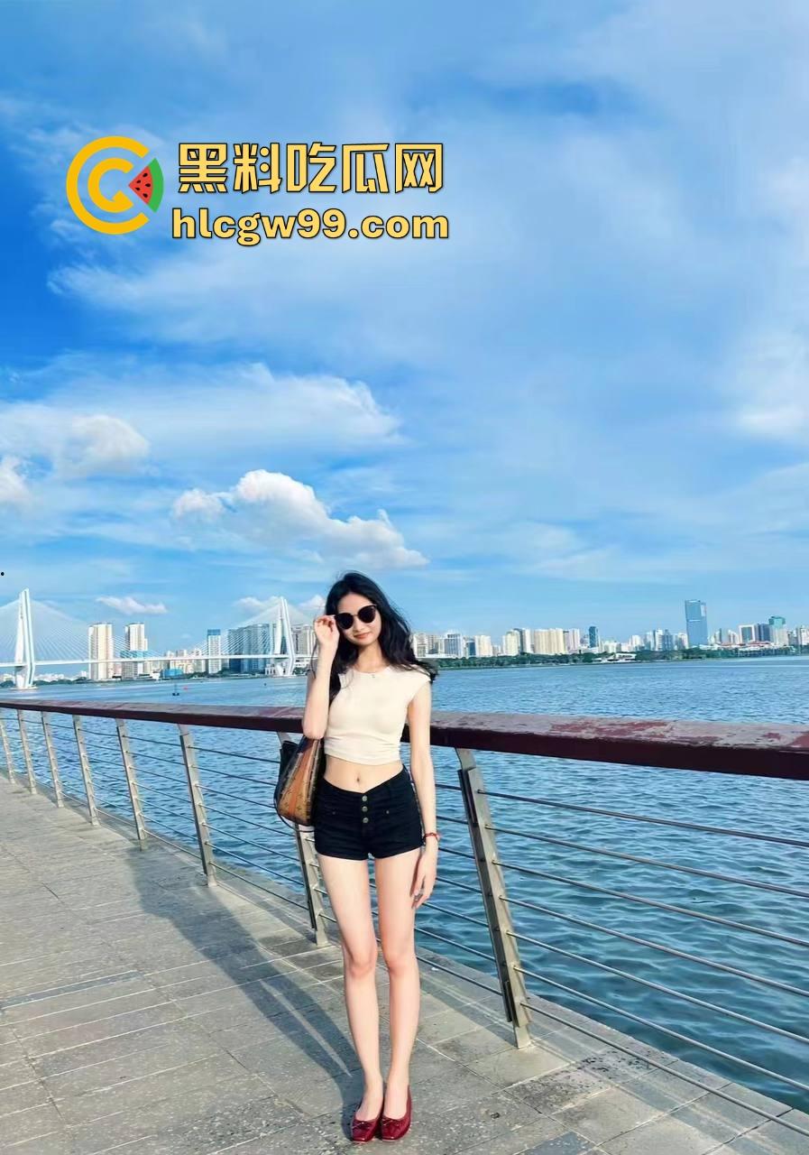 谁的小姨这么懂事？丝袜当滑滑梯，这童年简直是男人的梦想，这待遇让人直接柠檬精上身酸到不行！-4