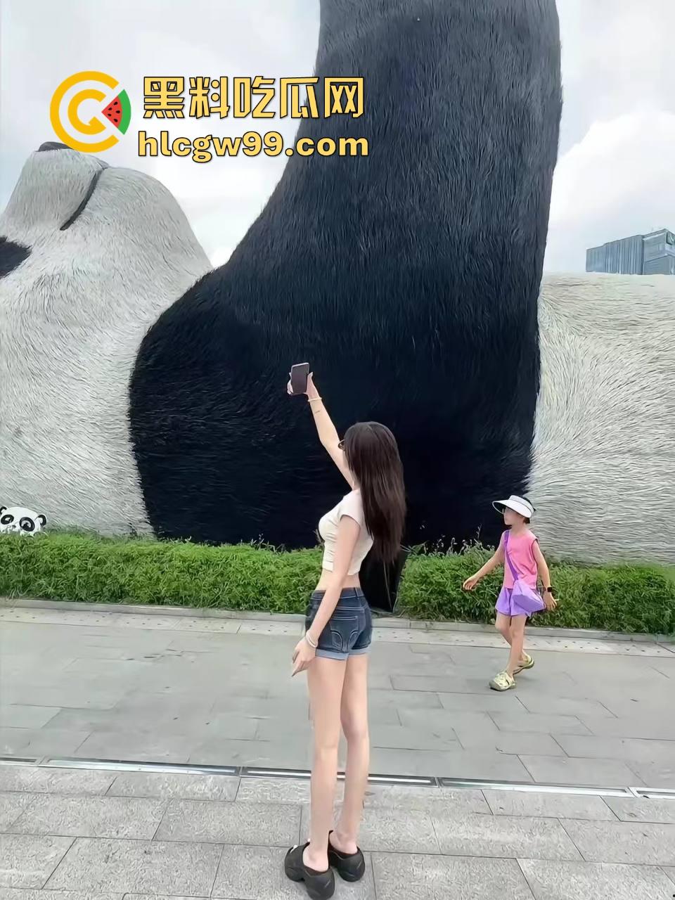 谁的小姨这么懂事？丝袜当滑滑梯，这童年简直是男人的梦想，这待遇让人直接柠檬精上身酸到不行！-5