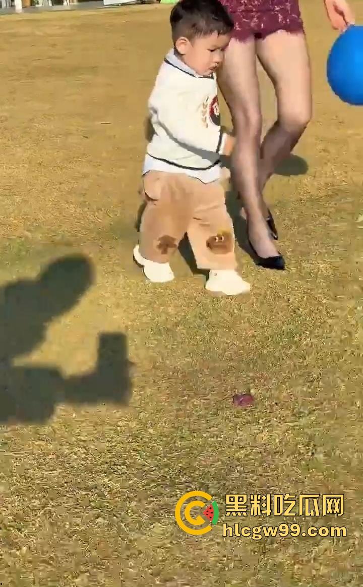 谁的小姨这么懂事？丝袜当滑滑梯，这童年简直是男人的梦想，这待遇让人直接柠檬精上身酸到不行！-9