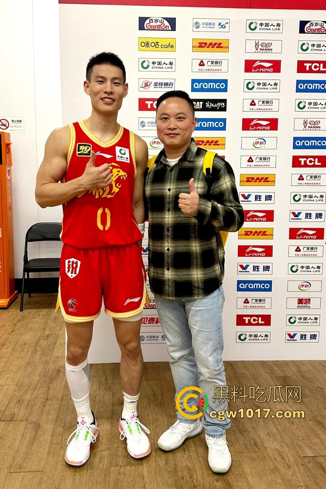 骚女们的福利来了！CBA猛男【林秉圣】更衣室全裸视频泄露！翘臀胸肌炸裂，鸡鸡小巧软绵绵，不妨碍女粉丝舔屏！-2