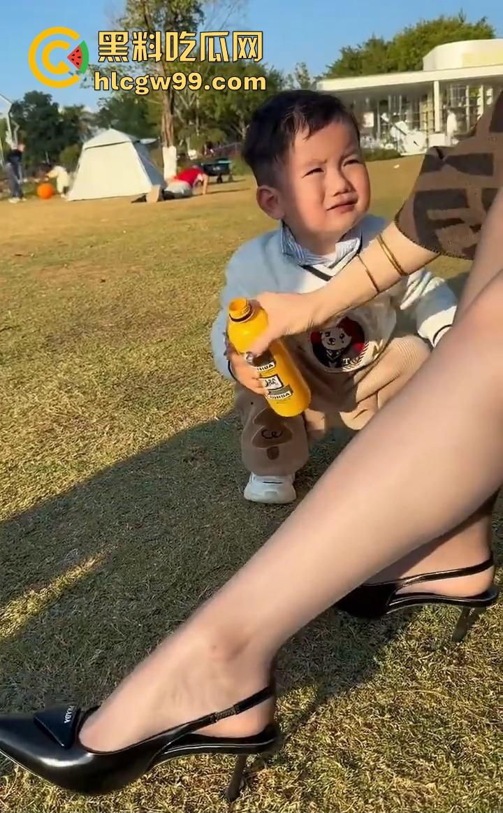 谁的小姨这么懂事？丝袜当滑滑梯，这童年简直是男人的梦想，这待遇让人直接柠檬精上身酸到不行！-13