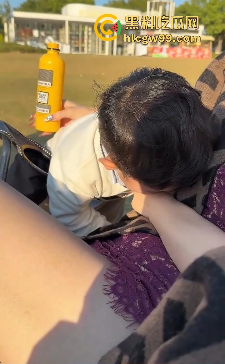 谁的小姨这么懂事？丝袜当滑滑梯，这童年简直是男人的梦想，这待遇让人直接柠檬精上身酸到不行！-14