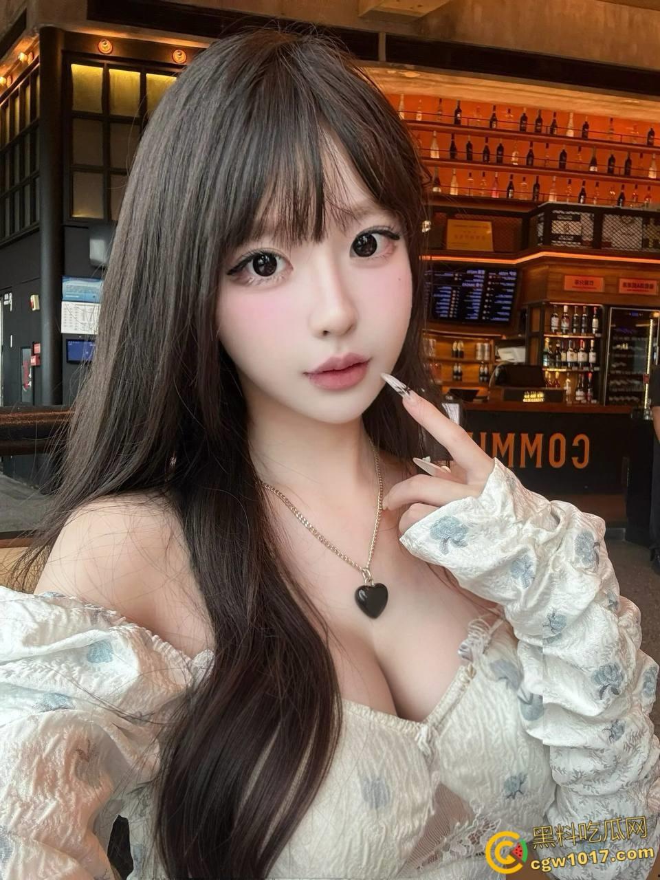 看到姐姐的白丝玉足，饭都不吃了让姐姐帮我口交，把老姐按在桌子上爆操，回到酒店接着口爆颜射！-3