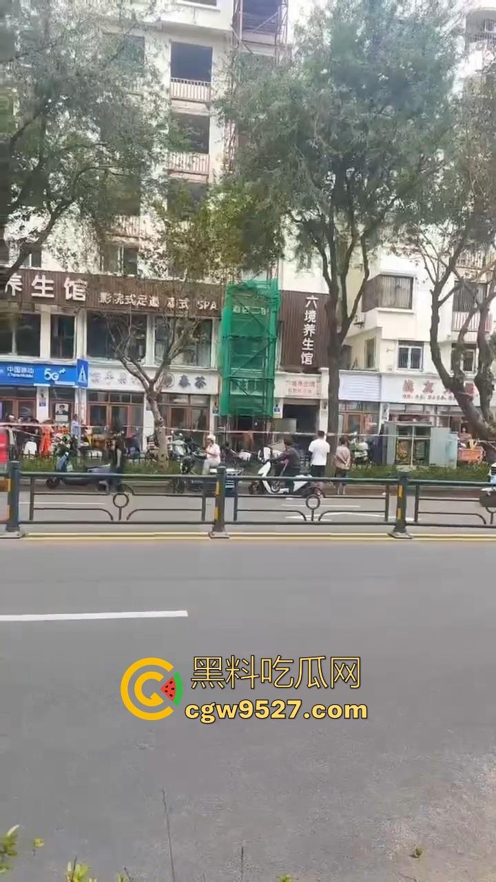 三亚天涯区解放一路，酒店装修高空坠物砸中3名路人，1人经抢救无效当场死亡，遇见高空作业请不要逗留！-7