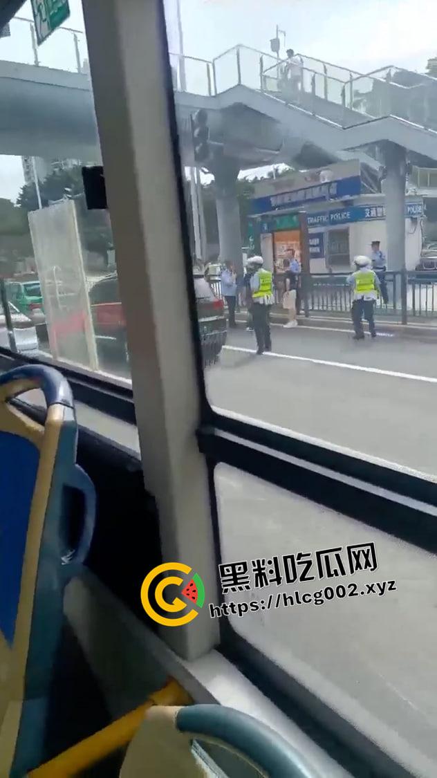 广东珠海出租车司机被杀现场流出 副驾驶乘客和司机起矛盾直接一刀捅死 淡定离开 太狠了-2