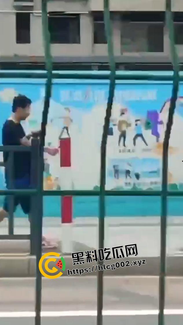 广东珠海出租车司机被杀现场流出 副驾驶乘客和司机起矛盾直接一刀捅死 淡定离开 太狠了-3