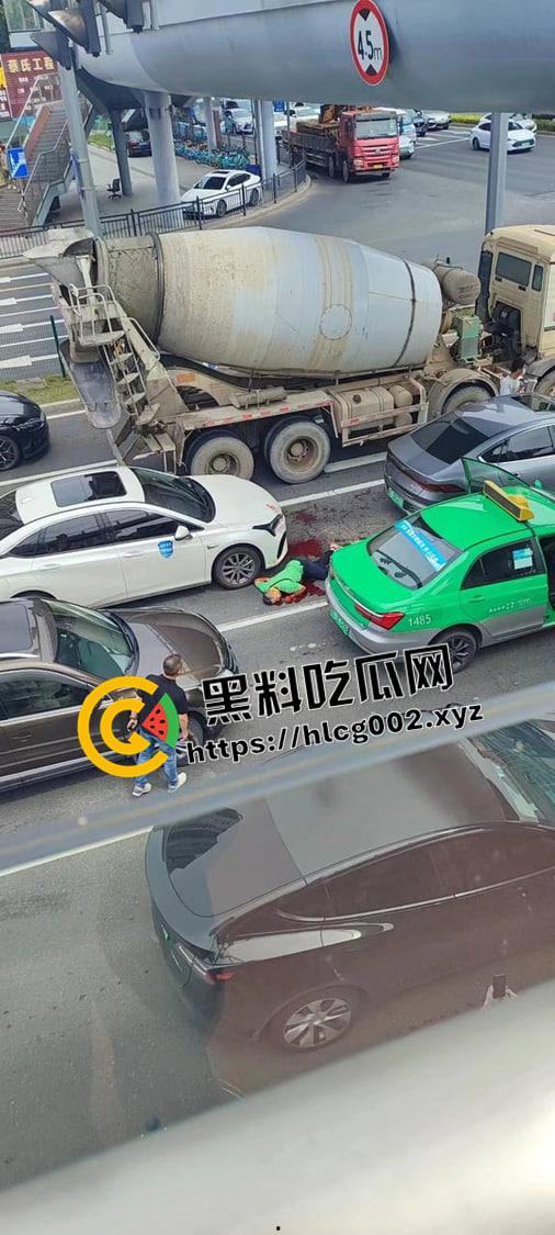 广东珠海出租车司机被杀现场流出 副驾驶乘客和司机起矛盾直接一刀捅死 淡定离开 太狠了-4