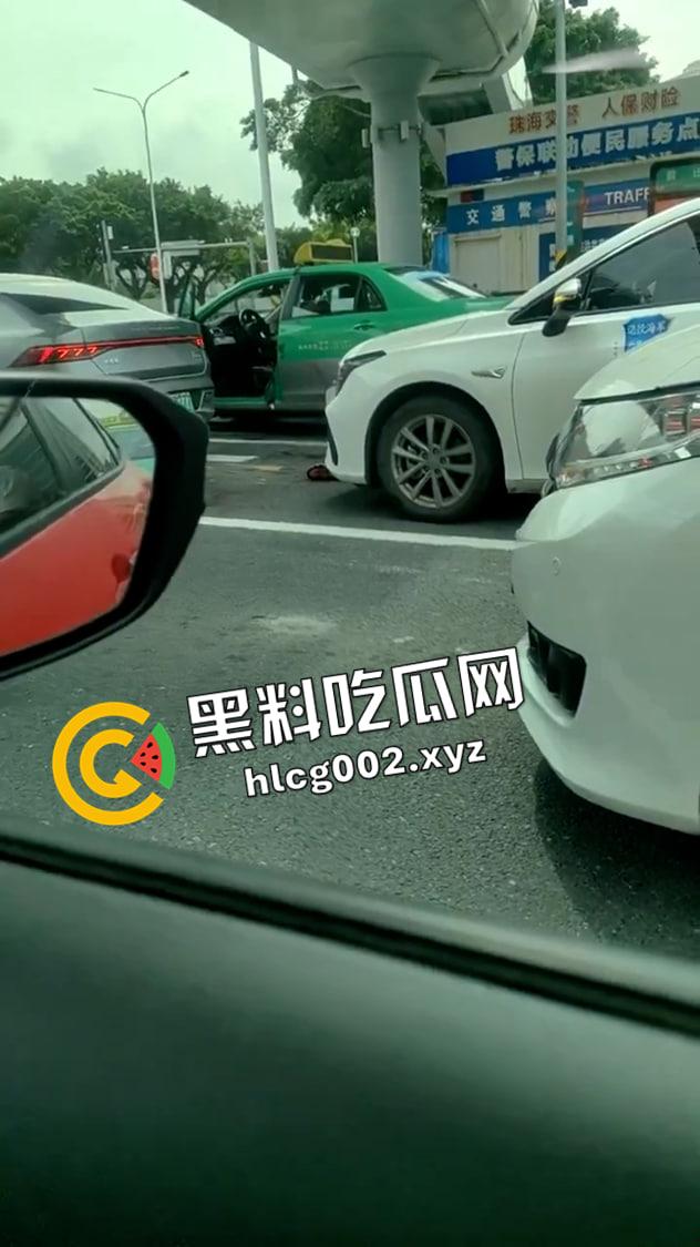 广东珠海出租车司机被杀现场流出 副驾驶乘客和司机起矛盾直接一刀捅死 淡定离开 太狠了-6