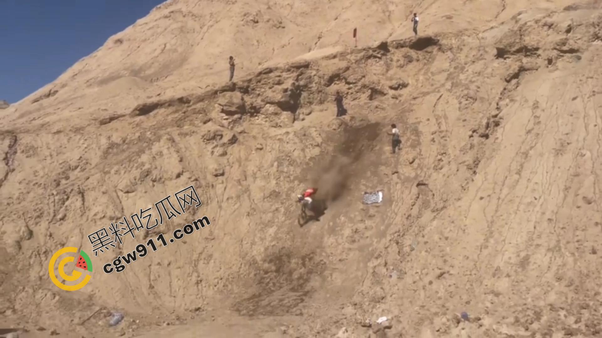 新疆吐鲁番：极限跳崖！山地速降的年轻爱好者壮烈10米跳崖，血染岩壁，英雄折翼-3