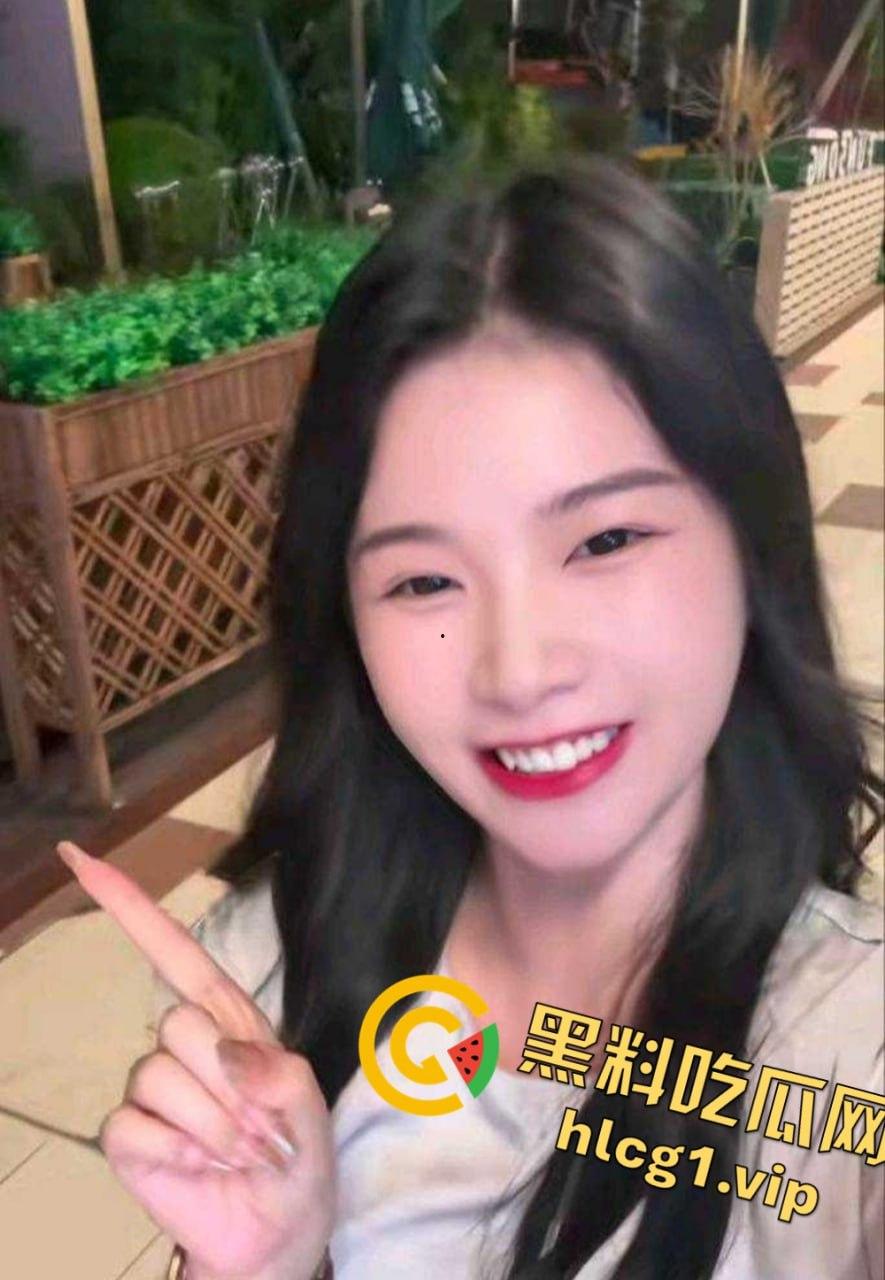 抖音60万粉丝的快乐小宝出手阔绰！酒吧豪掷千金点男模，腹肌小哥享受顶级福利！-2