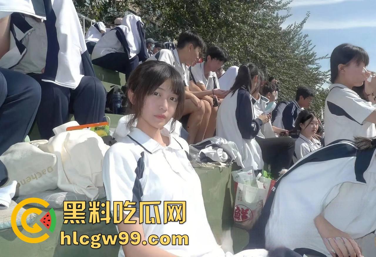 南京城市学院服装表演大一学妹【孙珊】裸聊视频曝光，极品美乳粉嫩玉足私拍流出，足控舔屏福利！-5