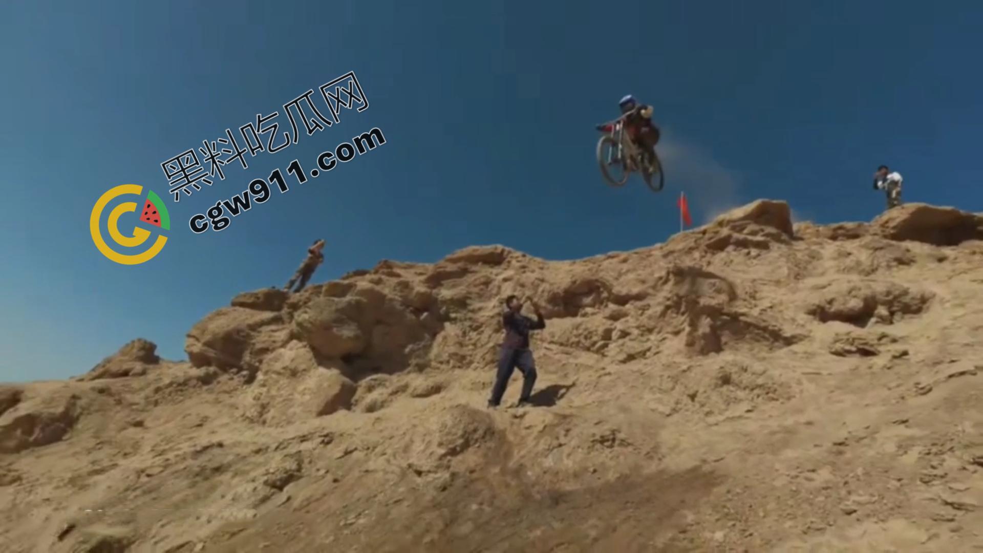 新疆吐鲁番：极限跳崖！山地速降的年轻爱好者壮烈10米跳崖，血染岩壁，英雄折翼-7