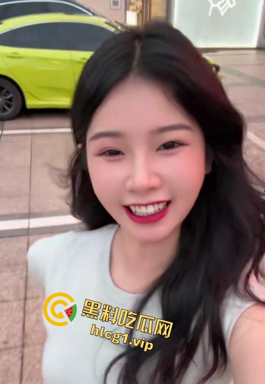 抖音60万粉丝的快乐小宝出手阔绰！酒吧豪掷千金点男模，腹肌小哥享受顶级福利！-8