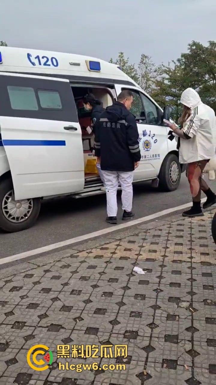 美图秀秀弱爆了 这才是真实磨皮！胖妹装逼压弯失控撞车  黑丝当场爆裂惨遭磨皮 大腿血肉模糊 真是悲惨又丢人！-5