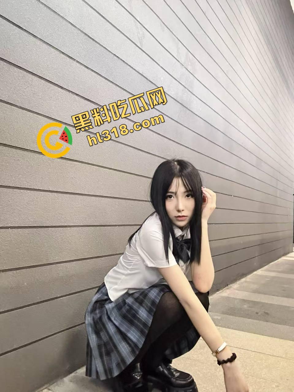 和嫂子卧室疯玩解锁新姿势，对着窗户啪啪、故意让路人偷窥，边吃鸡巴边挨打大屁股，越玩越变态！-3