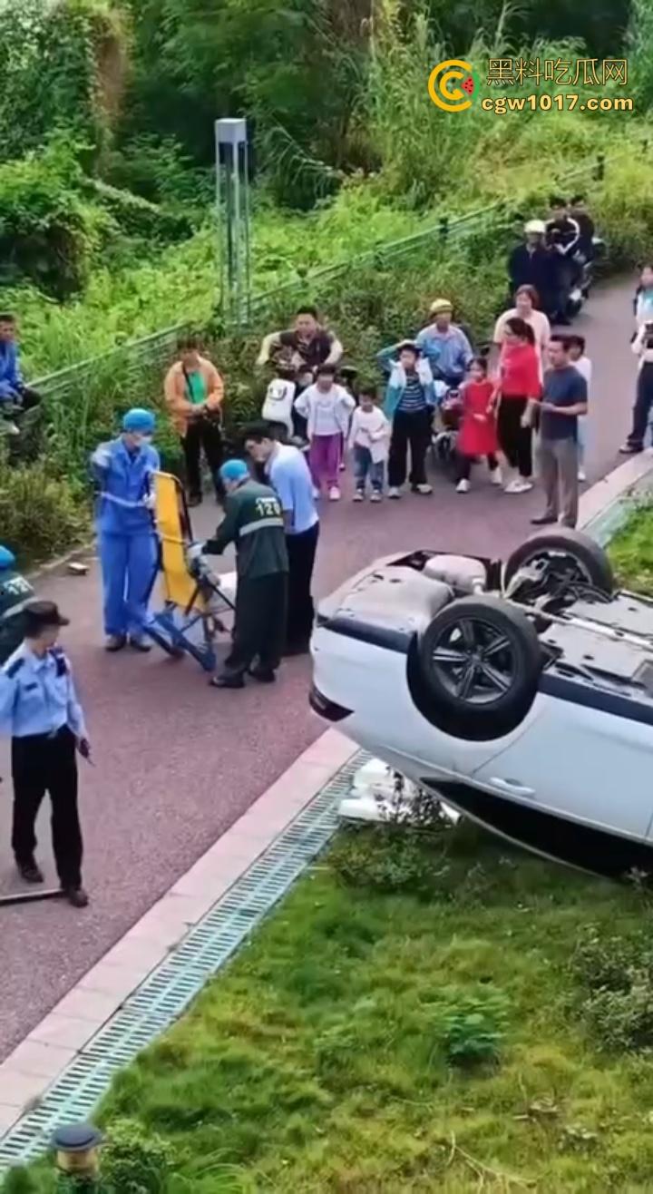 广东肇庆端州江滨堤，长发男司机疲劳驾驶，导致车辆失控开下堤坝，车辆翻滚险些酿成惨剧 ！-3