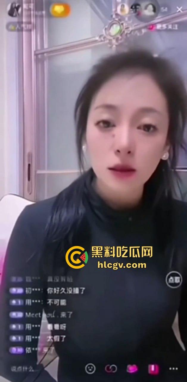 抖音擦边女主播『妮可』直播被粉丝喷假胸怒了！当场脱衣真空自证没有垫东西，结果直播间直接被封！-2