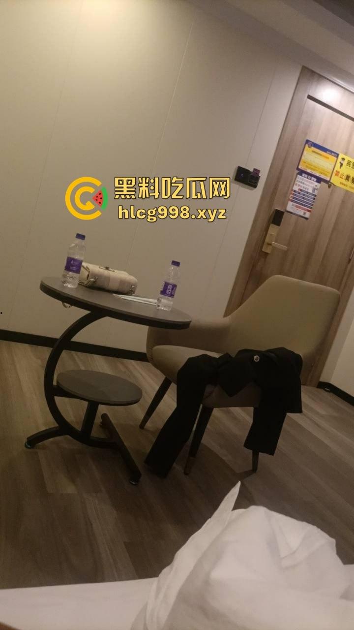 驾校女学员科目三考不过，约教练上酒店亲自指导！结果专心吃鸡巴忘了学科目三，咱抓的是档杆不是老二啊！-15