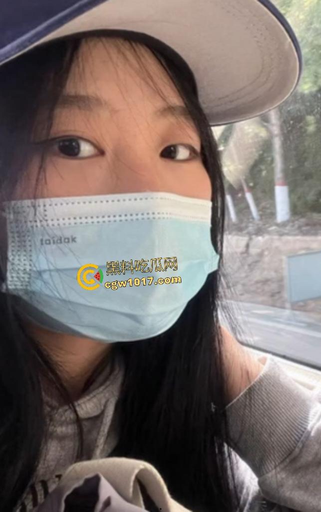 萝莉大学生淫乱双飞，被金主按在浴室玻璃门后入，奶子压爆玻璃，床上被鸡巴前后夹击，口交还微笑发骚！-5