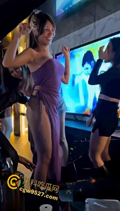 顶级富人圈泄密，上海顶级会所名媛盛宴，各种御姐尽情挑选，嗨完直接带性感尤物回酒店激情啪啪 !-2