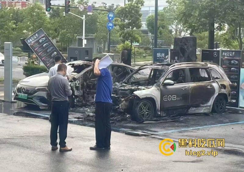 愿三叉照耀你的事业与前程又又又着了？奔驰4S店再曝新能源车自燃事件！-1