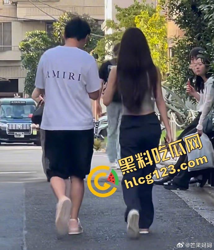 王思聪携女伴现身新加坡豪华酒店，瘦身成功状态佳，赌场玩老虎机乐翻天！-9