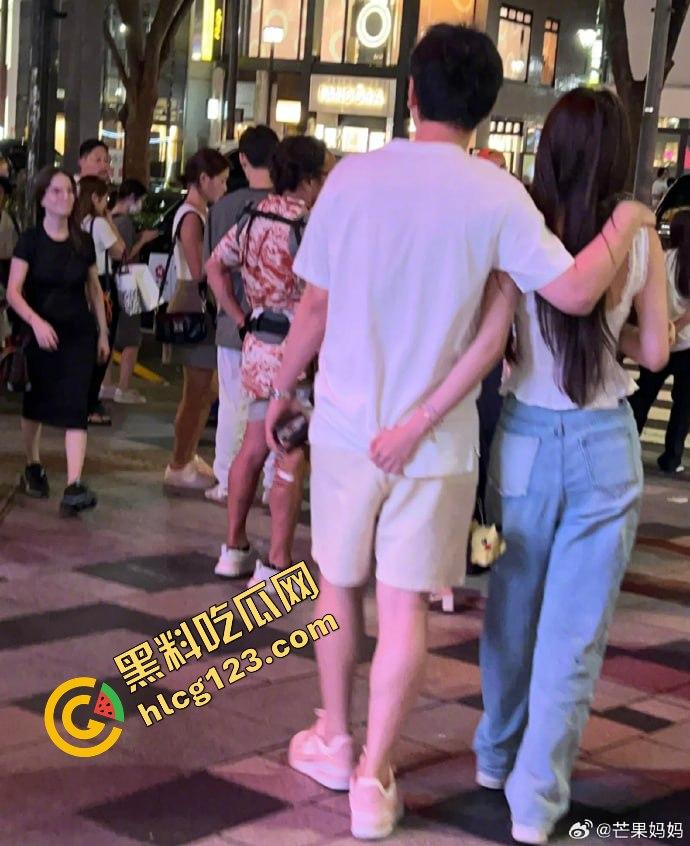 王思聪携女伴现身新加坡豪华酒店，瘦身成功状态佳，赌场玩老虎机乐翻天！-13