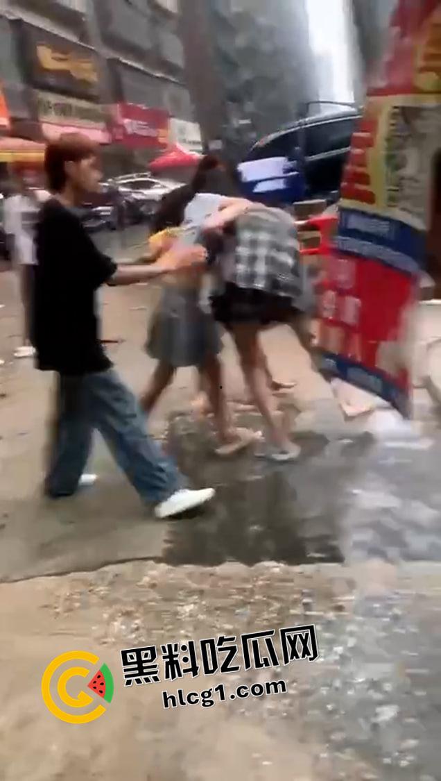 普宁精神小妹二番战！返回战场接着打 纹身都要撕下来了 啤酒瓶子直接抡头 年轻人就是气盛-5