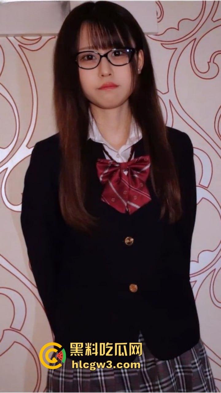 福建漳州Jk清纯眼镜妹【陈颖儿】被金主抓脚掰穴暴力抽插视频流泄 文静只是外衣 实则榨精专用机-1