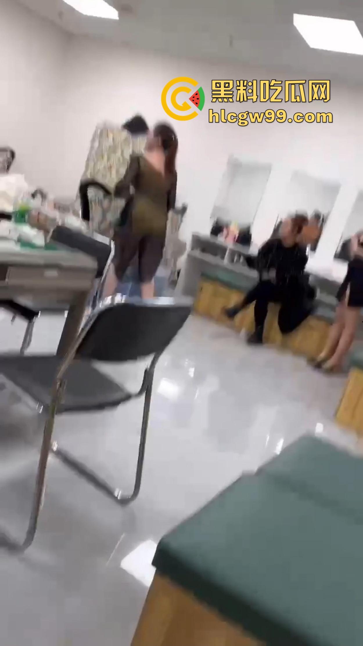 东北沈阳KTV两坐台女激情互骂，扯衣撕扯到大奶全露，饱满乳房狂摇画面辣眼，围观小姐姐都看傻了！-8