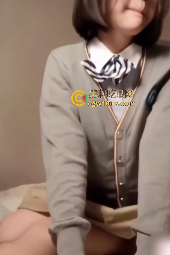 河南实验高中【付欣欣】被变态男友逼穿红灰校服，扣B痛到脸红，骑乘瞬间变脸淫叫，骚就要发泄！-5