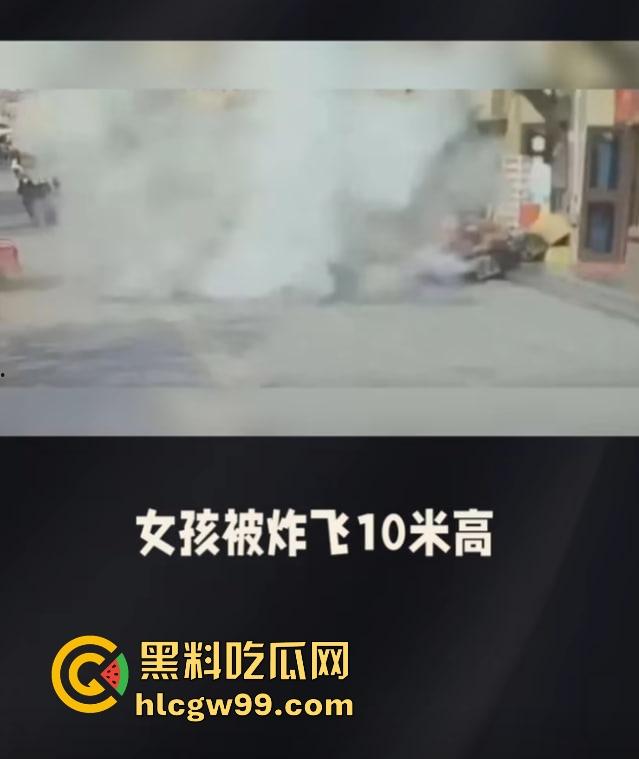 重庆窨井成发射台,小女孩扔鞭炮直接被炸飞10米,衣服炸碎焦黑落地,年还没过完就上天!-1