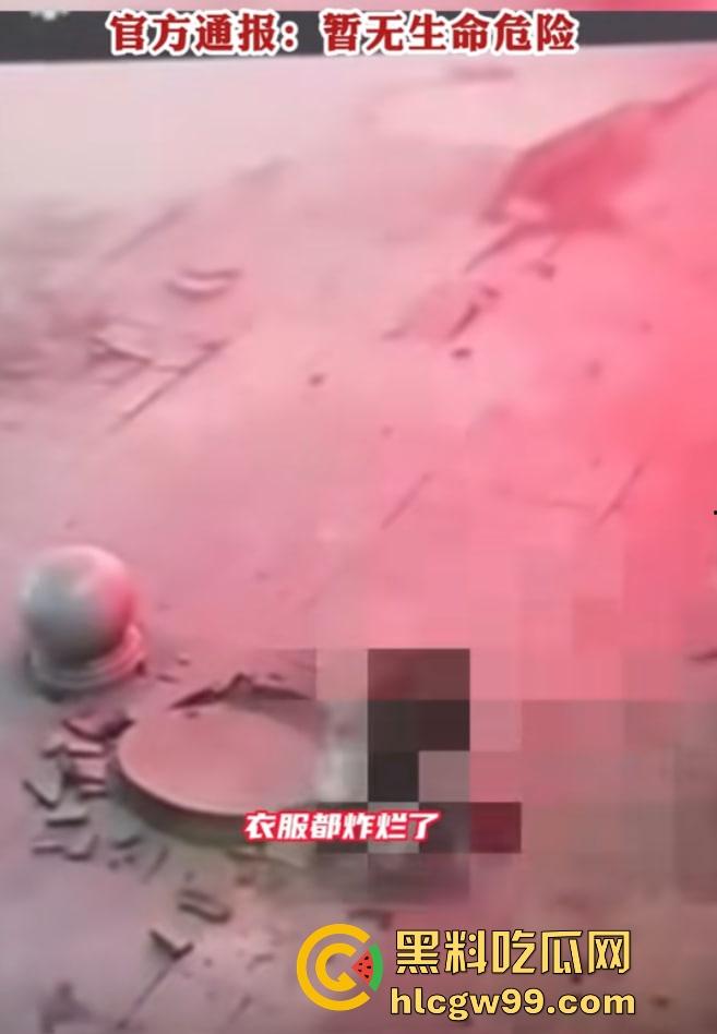 重庆窨井成发射台,小女孩扔鞭炮直接被炸飞10米,衣服炸碎焦黑落地,年还没过完就上天!-8