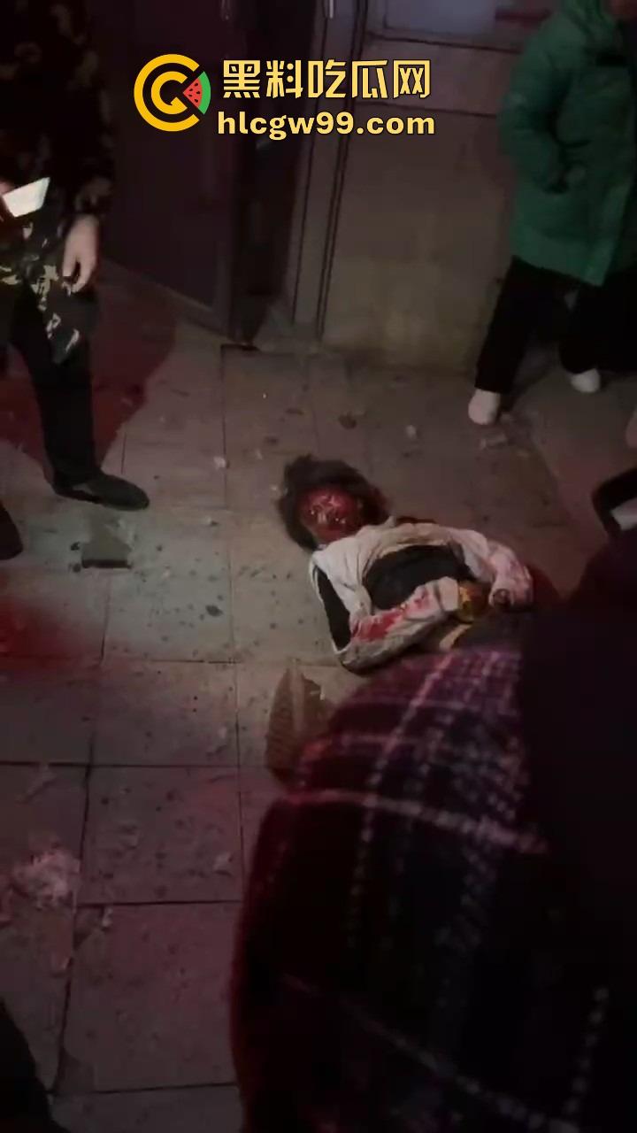 重庆窨井成发射台,小女孩扔鞭炮直接被炸飞10米,衣服炸碎焦黑落地,年还没过完就上天!-9