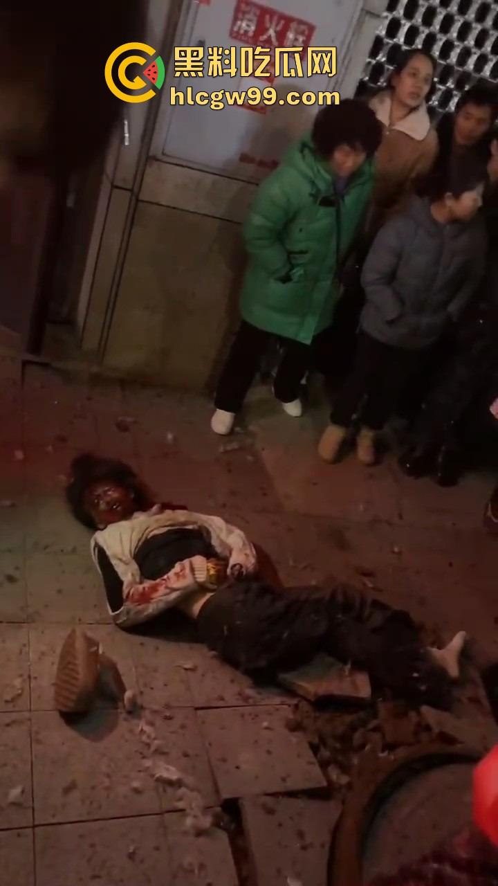 重庆窨井成发射台,小女孩扔鞭炮直接被炸飞10米,衣服炸碎焦黑落地,年还没过完就上天!-10