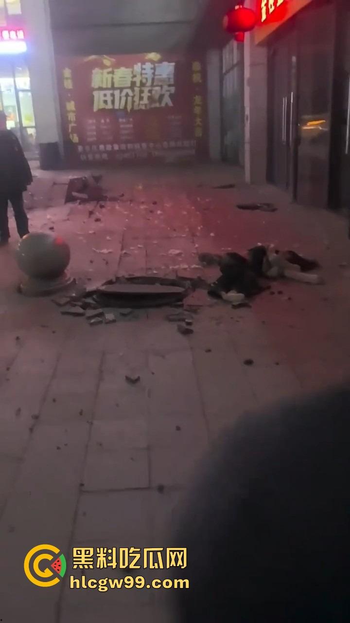 重庆窨井成发射台,小女孩扔鞭炮直接被炸飞10米,衣服炸碎焦黑落地,年还没过完就上天!-11