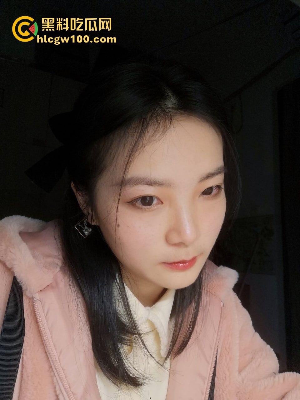 洛阳同事的少妇老婆【翟婉】活好到爆，螺旋纹的骚穴插一下就射，口活精湛还舔干净，回家还带着别人的精液！-1