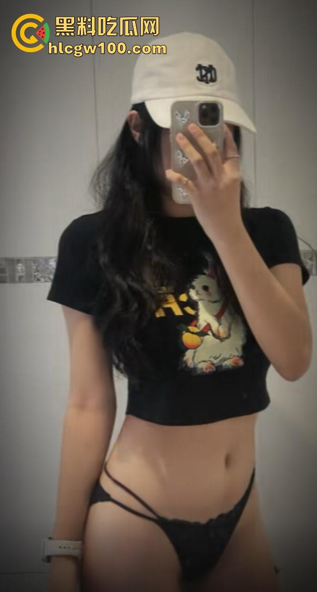 抖音10W粉网红【凯莹】福建骚鸡03年的货，包月3万随便玩，深喉爆操服务满分，有钱人的快乐真他妈让人酸！-3