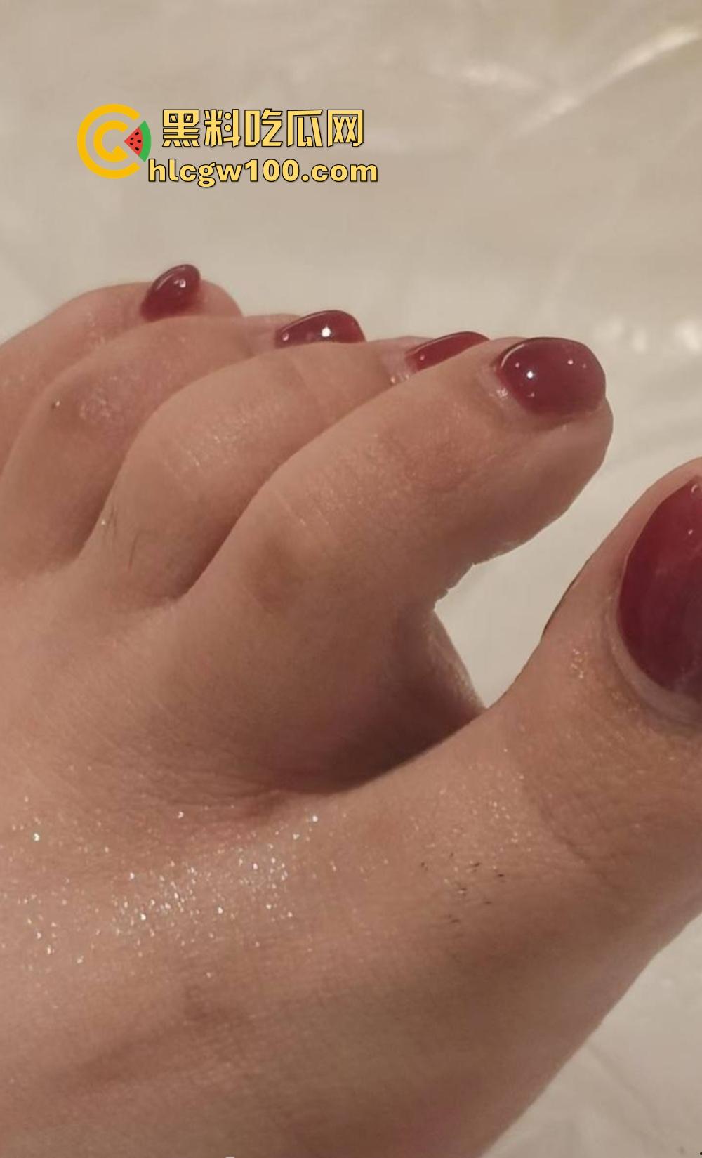 顶级人妻『曼曼奇』推特调教曝光，拳交淋尿群啪性虐，肉便器舔脚吞口水，泄欲母狗任人羞辱！-12