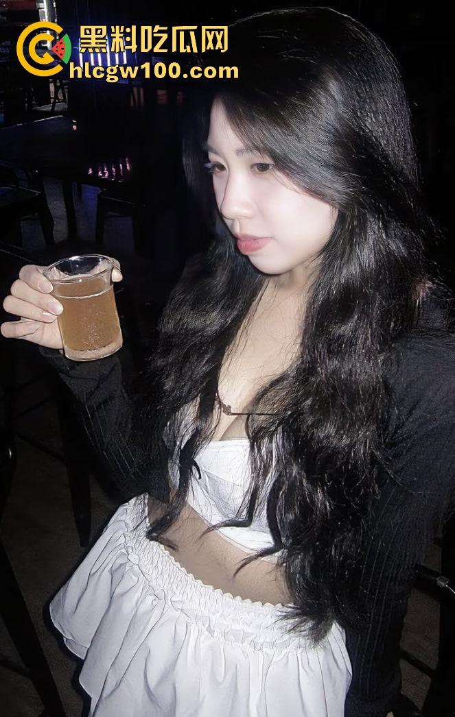 抖音10W粉网红【凯莹】福建骚鸡03年的货，包月3万随便玩，深喉爆操服务满分，有钱人的快乐真他妈让人酸！-14