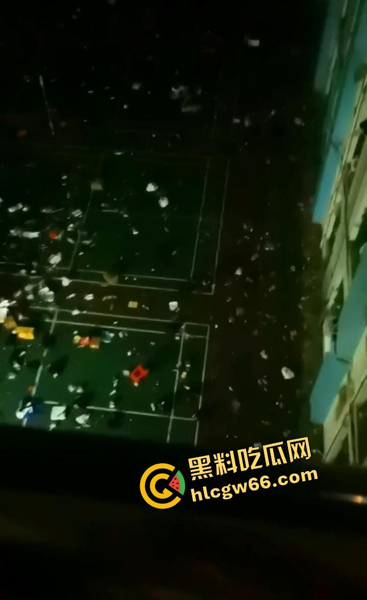 广东肇庆技师学院学生集体炸场？不满学校管理，楼上扔鞭炮砸东西，气氛直接升级成反校运动？-8