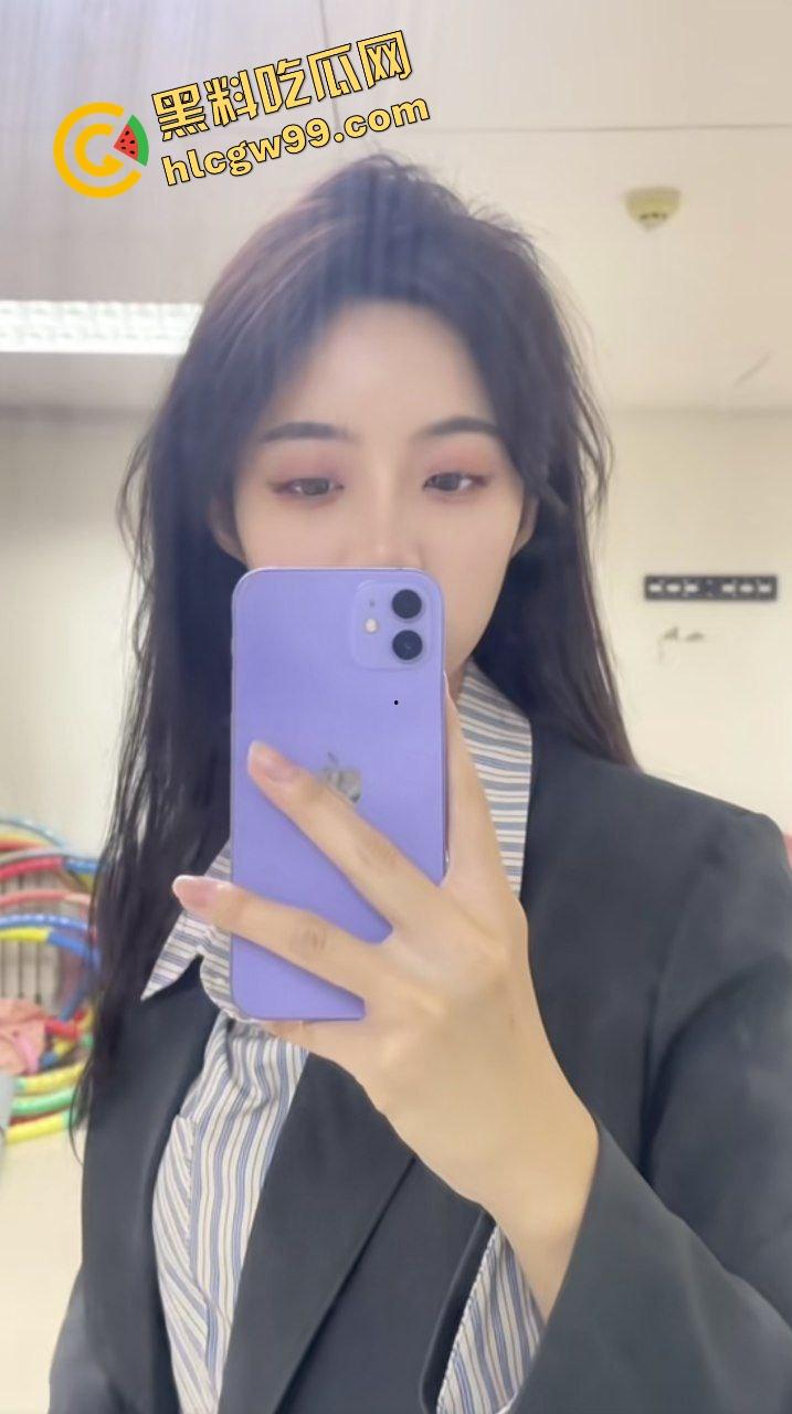 重庆酒店前台小姐『吴盈』为顾客提供特殊服务，勾引大哥割白虎后入双洞齐插！独家曝光流出！-2