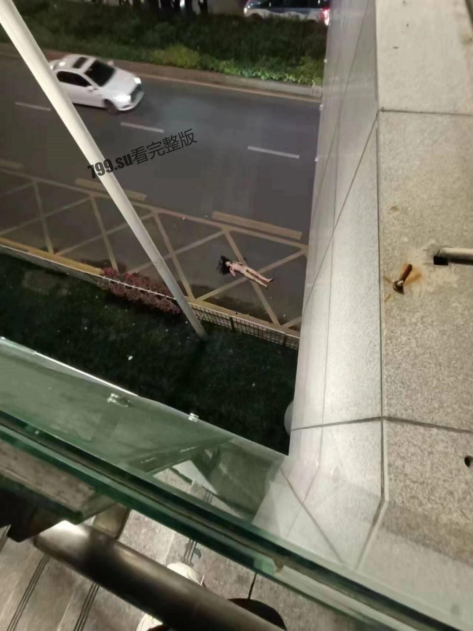 深圳北站东广场 天桥啪啪打炮 女生意外掉下来 全裸躺在路中间 太刺激了-3