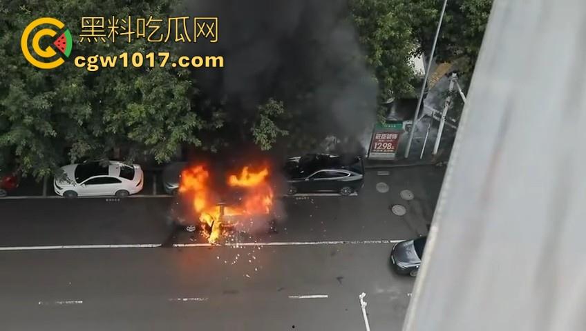 四川绵阳江油又是汽车自燃，期间还多次发生爆炸，把旁边路边停放的车都波及到了，路边车车主一起床天塌了！-2