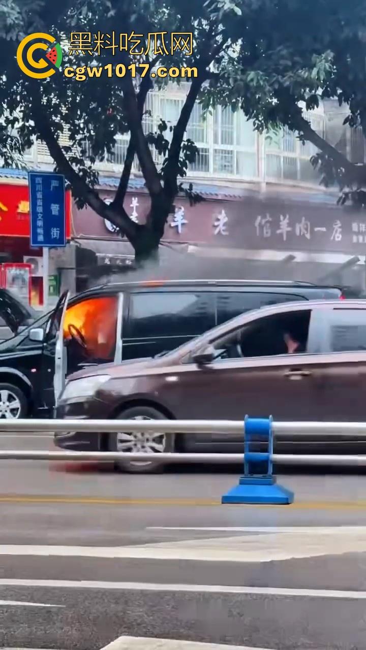 四川绵阳江油又是汽车自燃，期间还多次发生爆炸，把旁边路边停放的车都波及到了，路边车车主一起床天塌了！-8