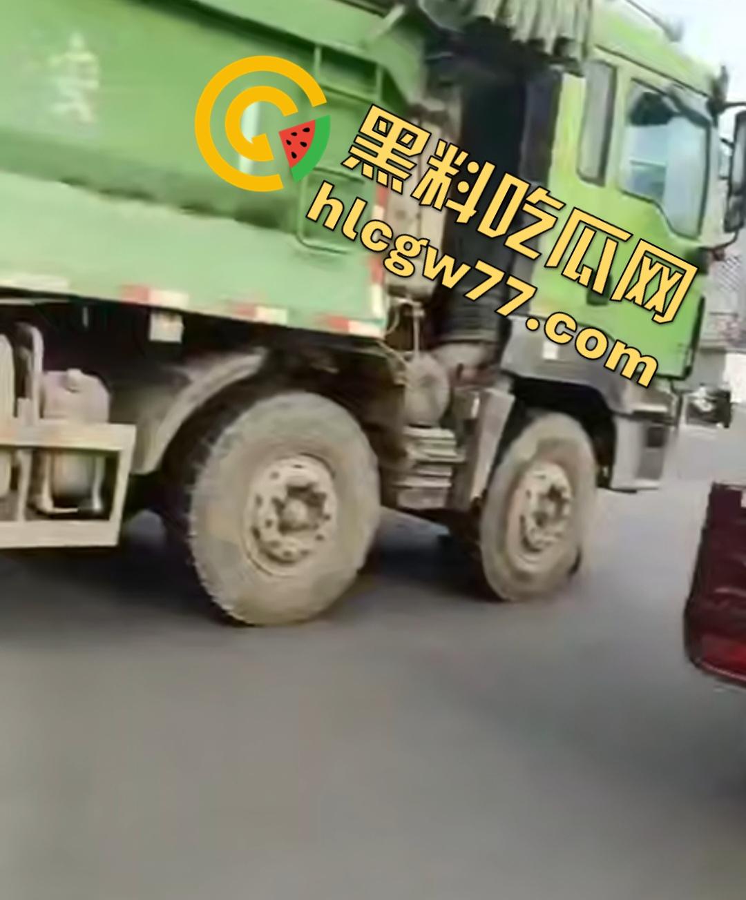 河南辉县老太太近视千度急买菜酿惨剧！大货车碾爆头颅脑浆四溅，喷到路人身上洗了个血浴！-6