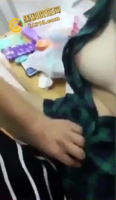 西南石油大学惊现教室野战，00后把课桌当大床房在桌上上猛操，大奶左右乱晃，晃得到桌子嘎吱响！-7